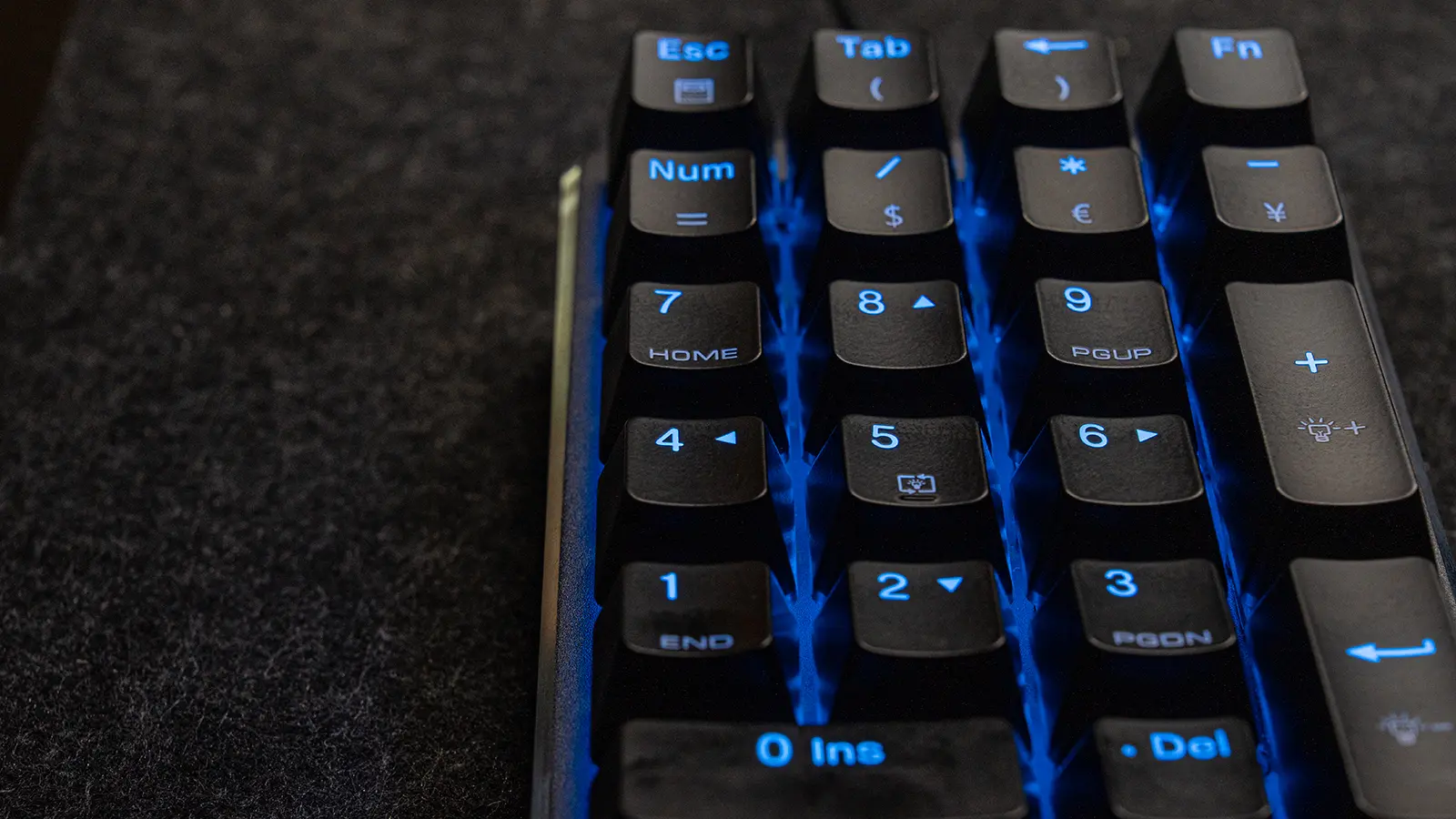 Magicforce 有線赤軸テンキー ブルーバックライトのイメージ