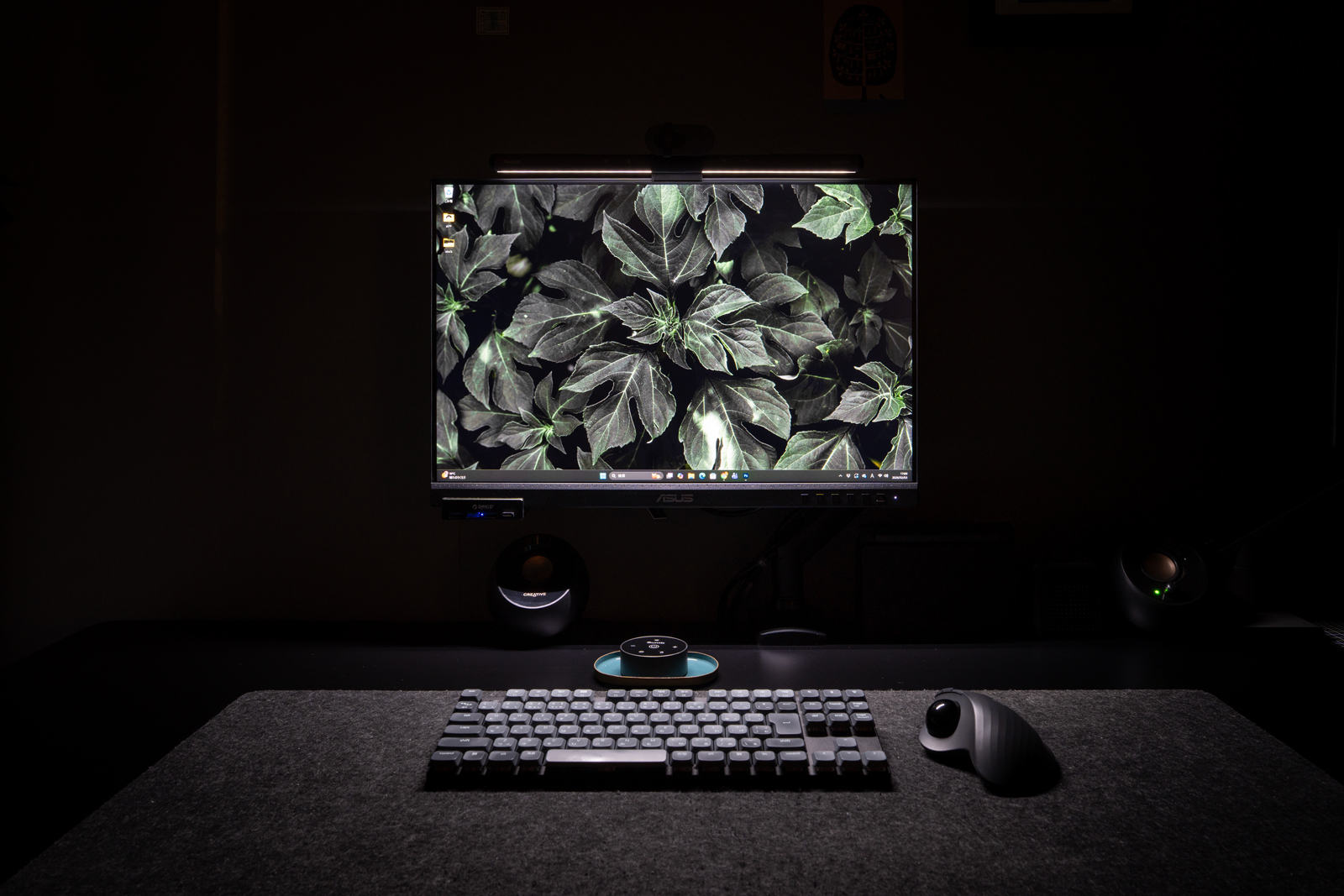 Quntis モニターライト リモコン付 点灯した後のデスク全体イメージ