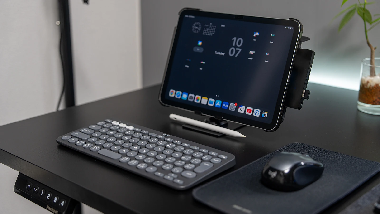 ノートパソコンの代わりに持ち運ぶipadを快適に効率よく使用する、僕が普段使っているアクセサリーをご紹介。