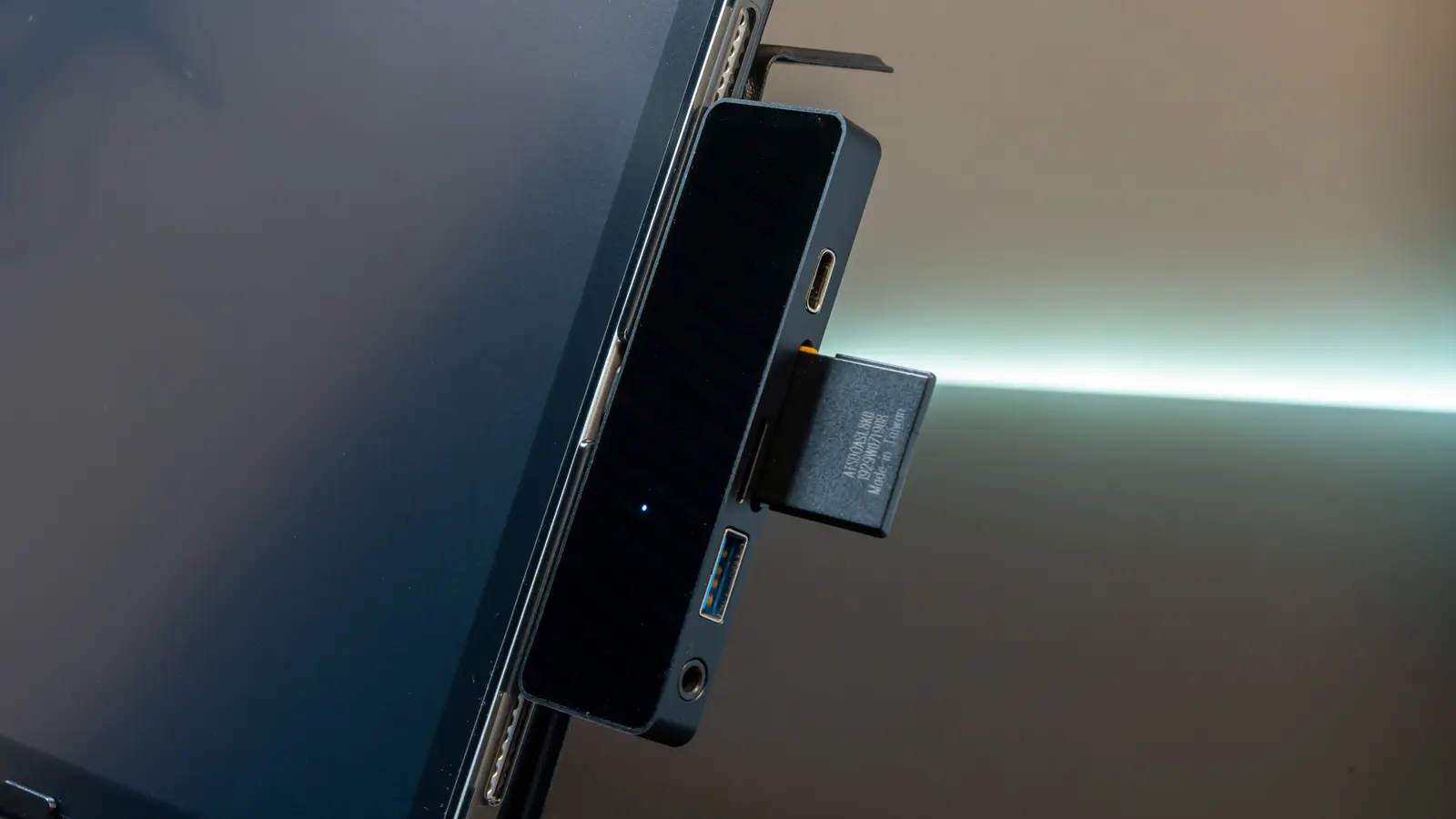 Logitech ドッキングステーション LHB-PAPP6U3 SDカード差し込みイメージ