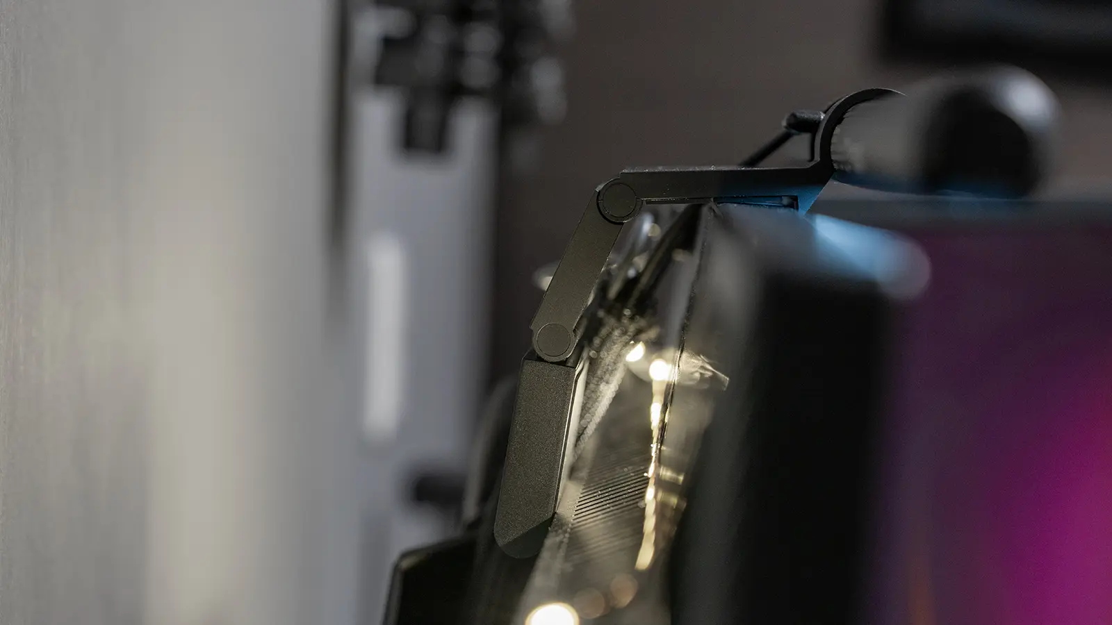 Quntis ScreenLinear モニターライト Basic Pro 7cmまでのモニター厚に取り付け可能