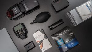 【カメラ初心者向け】カメラを買ったら揃えるべき必要なモノとおすすめアクセサリーを紹介
