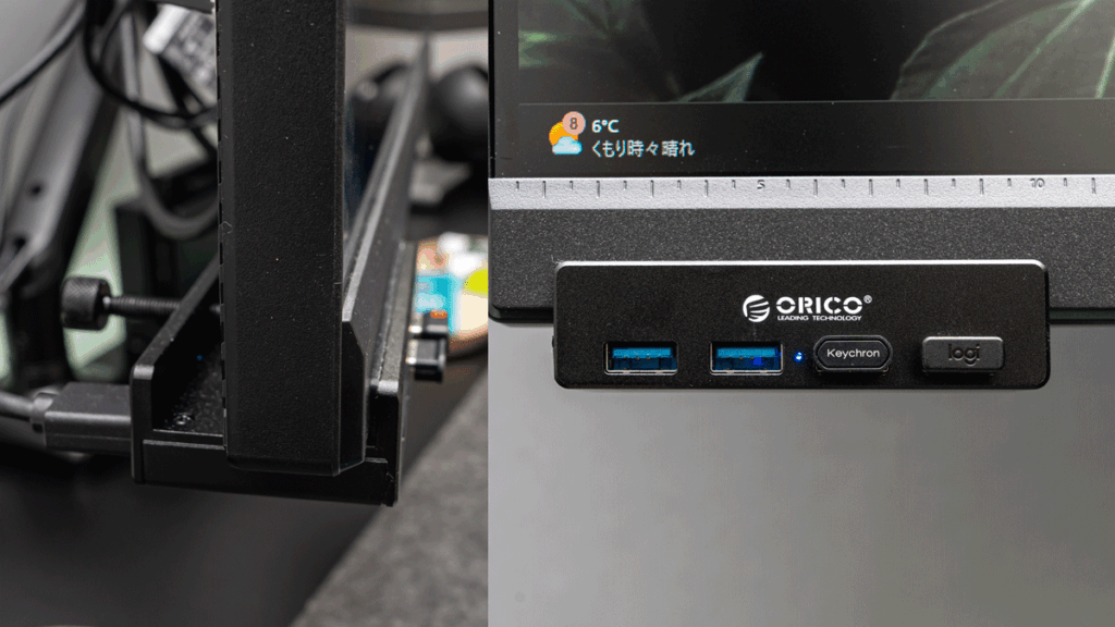 ORICO クリップ式 USBハブ 4ポート(USB3.0) ASUSのモニターへ取付した画像