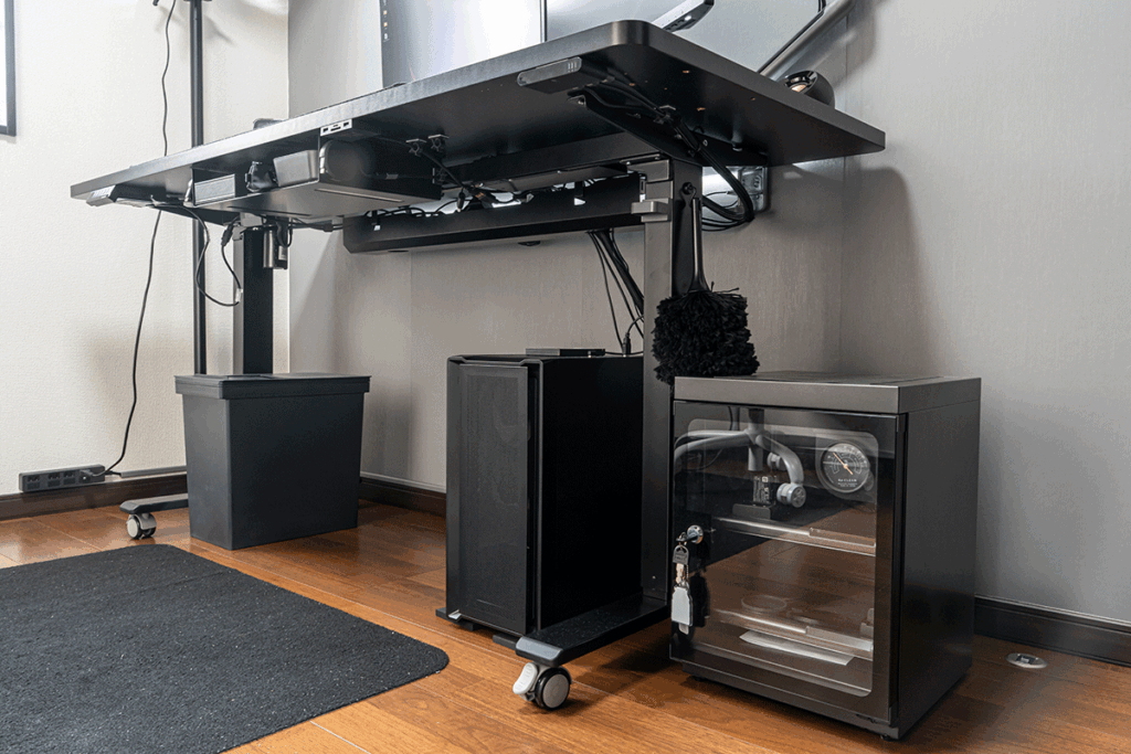 Flexispot デスクの下 | 4.5 Gadget Base デスクツアー