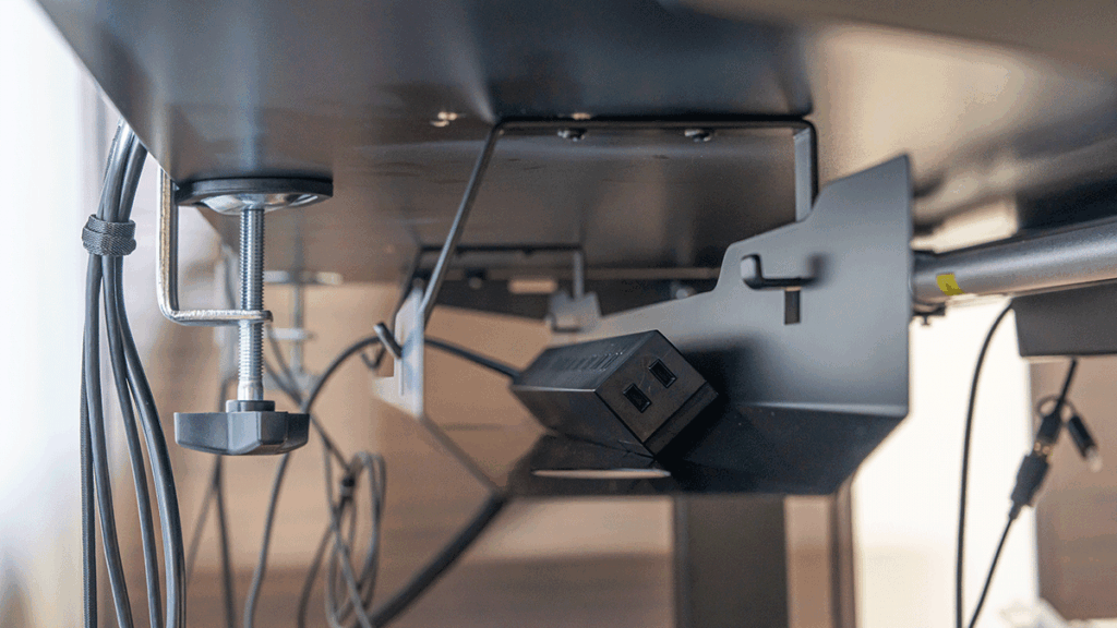 サンワダイレクト ケーブルトレー 90cm | エレコム 電源タップ 10個口 設置イメージ