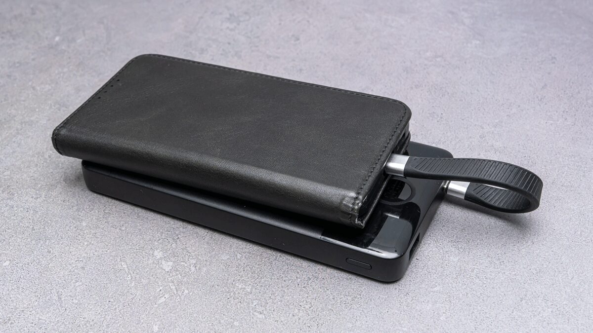 Ezo Flex USB-C to USB-C 13.5cm スマホとモバイルバッテリーで使用イメージ