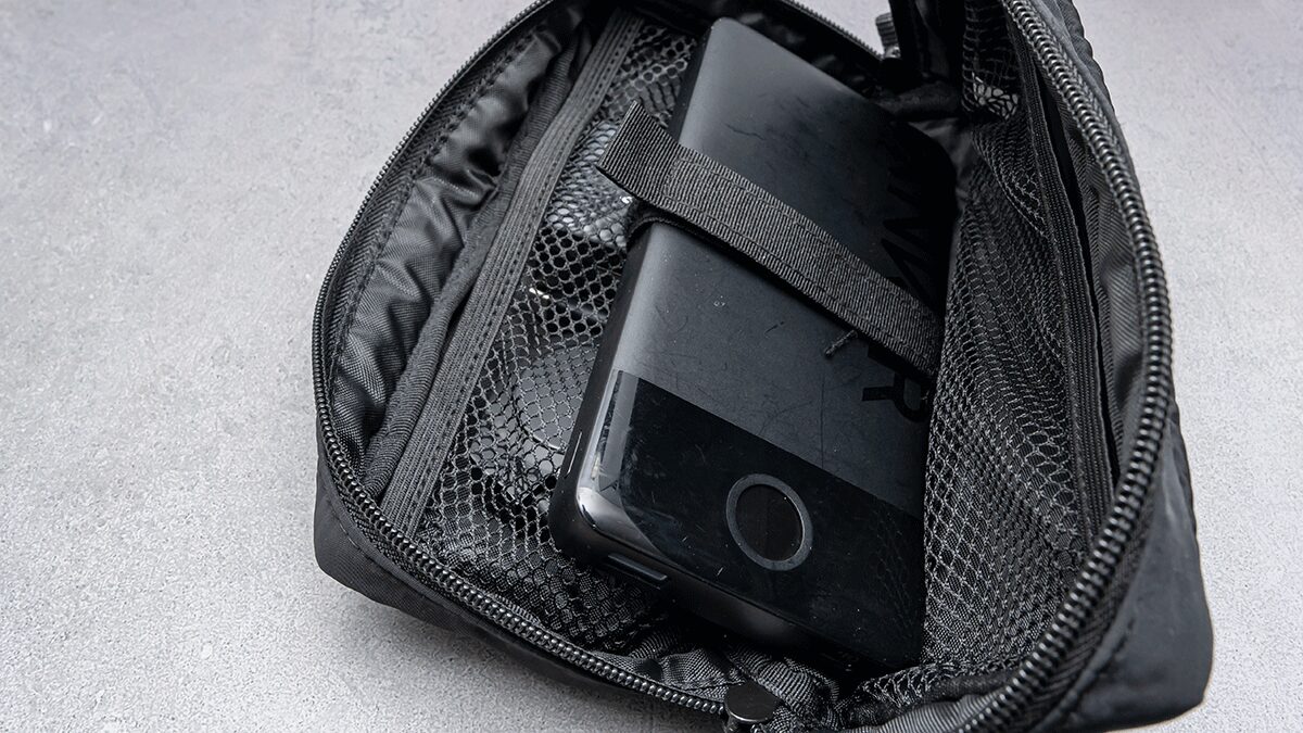 無印良品ガジェットポーチを開いて実際にモバイルバッテリーを取り付けた画像