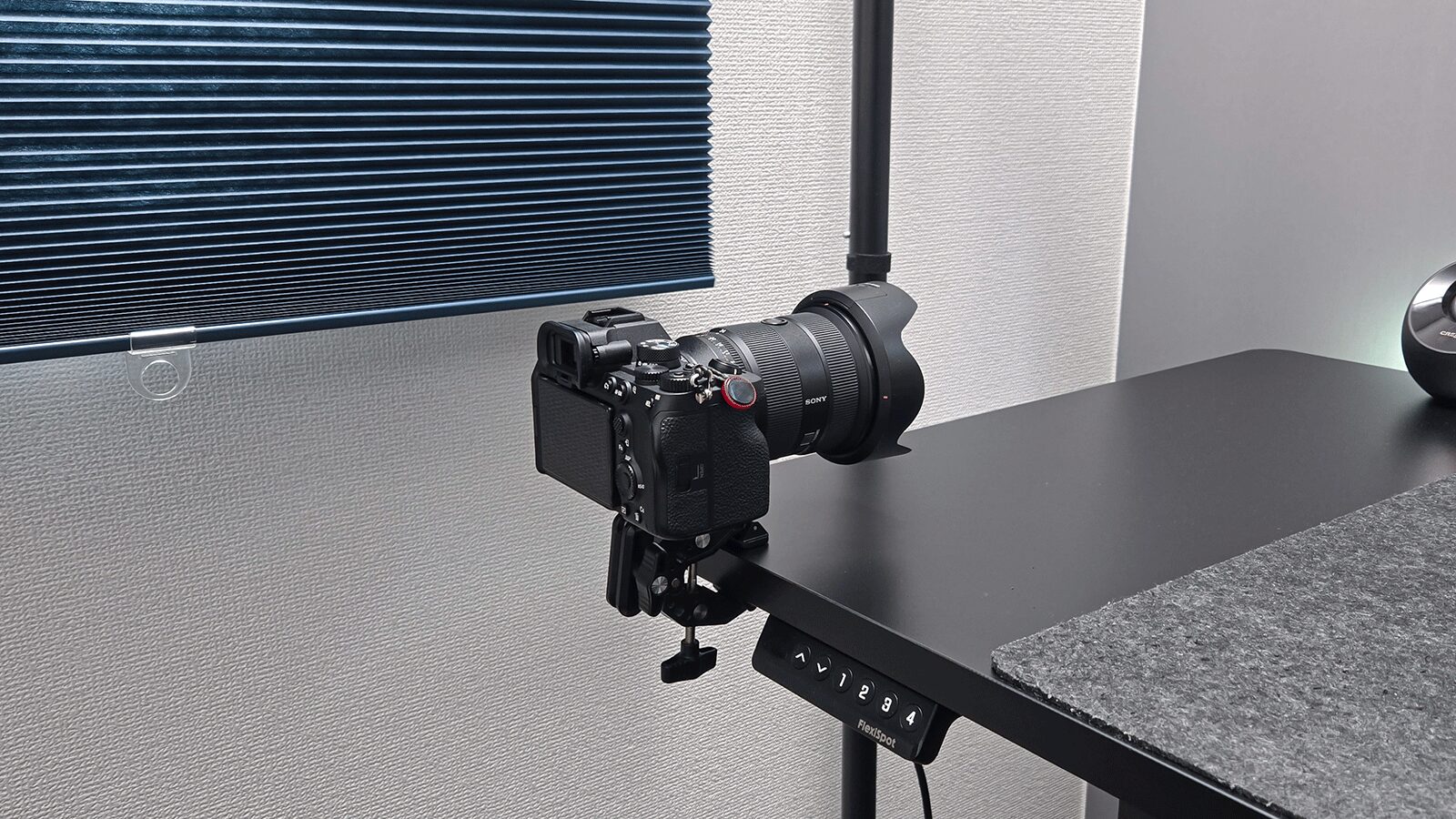 突っ張り棒をカメラ三脚やライティングシステム-Neewer スーパークランプ デスクにカメラを設置