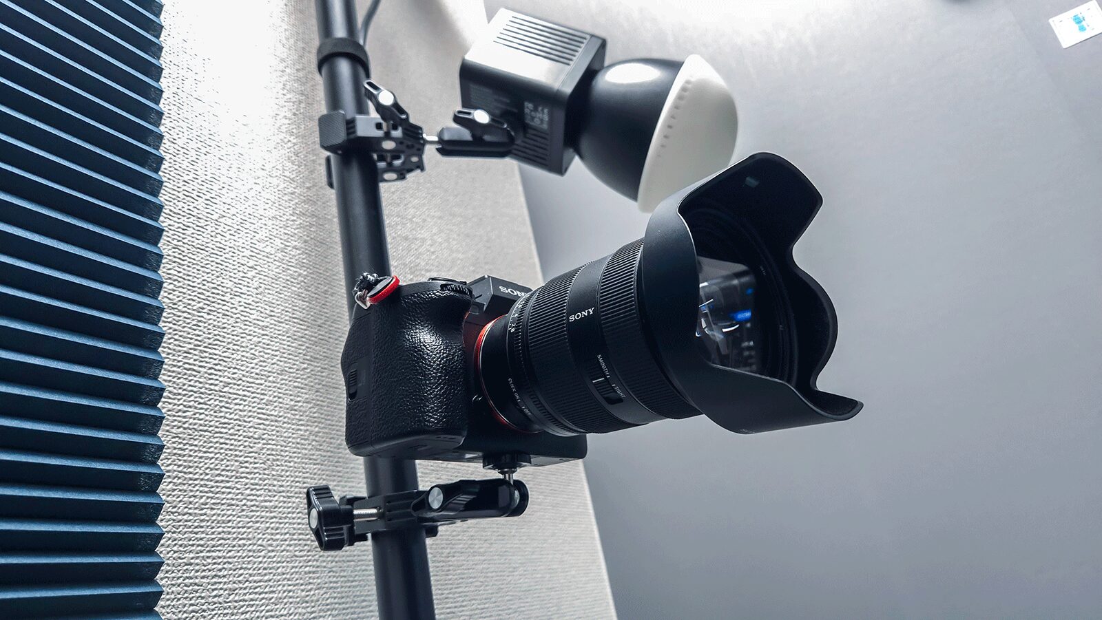 突っ張り棒をカメラ三脚やライティングシステム-Neewer スーパークランプにカメラを設置したイメージ