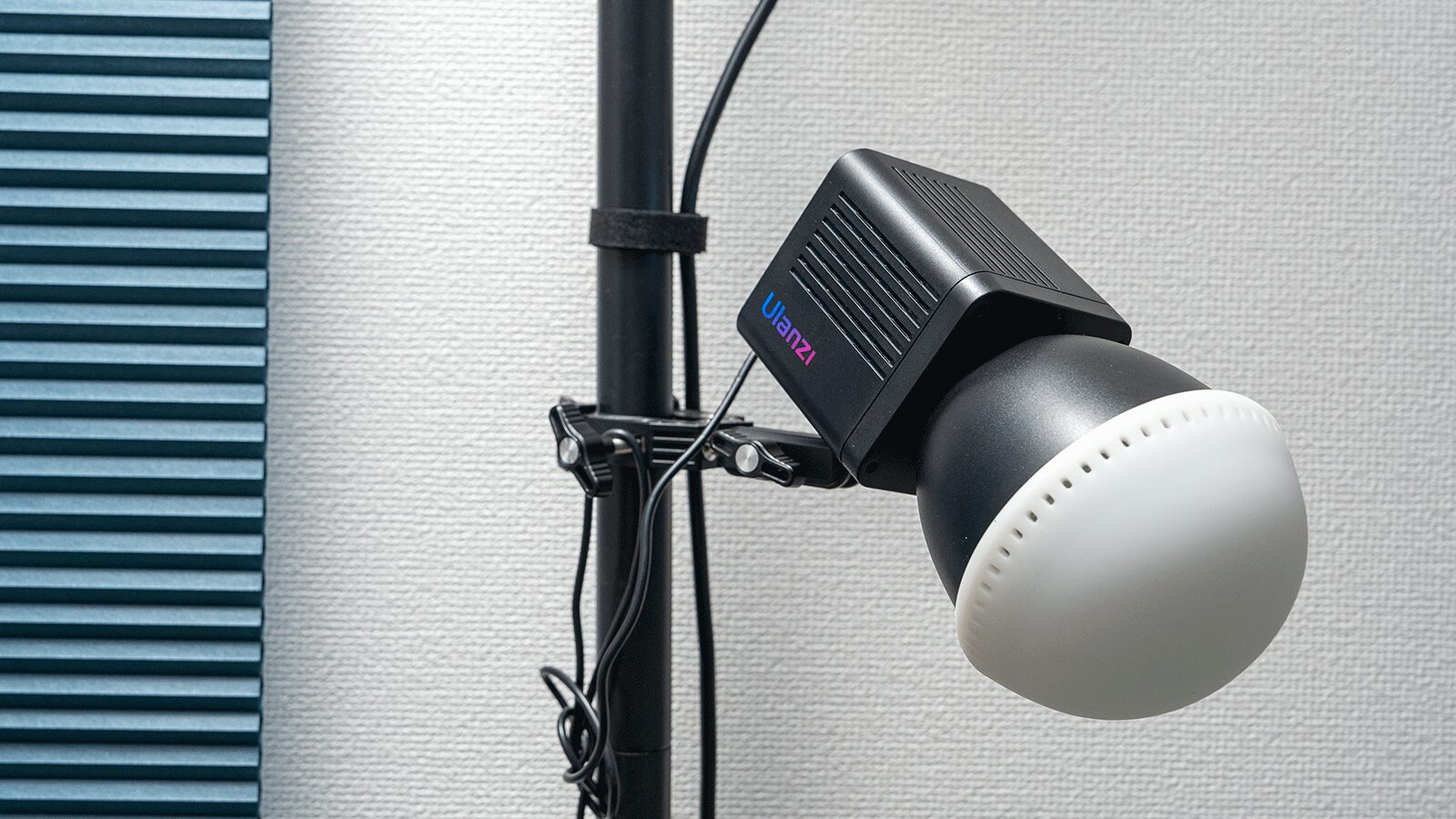 突っ張り棒をカメラ三脚やライティングシステム-Neewer スーパークランプ UlanziのポータブルLEDビデオライトを接続