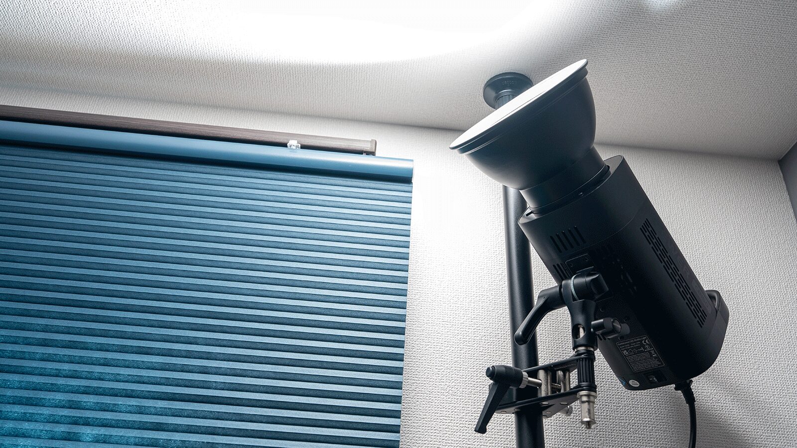 突っ張り棒をカメラ三脚やライティングシステム-Hemmotop クランプにNeewerの大きいビデオライトを固定