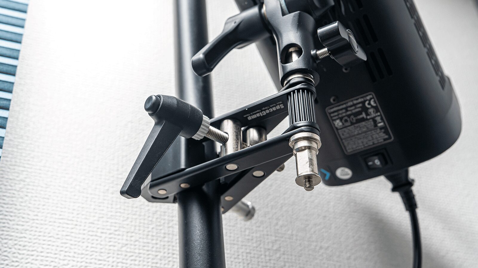 突っ張り棒をカメラ三脚やライティングシステム-Hemmotop クランプの取付イメージ