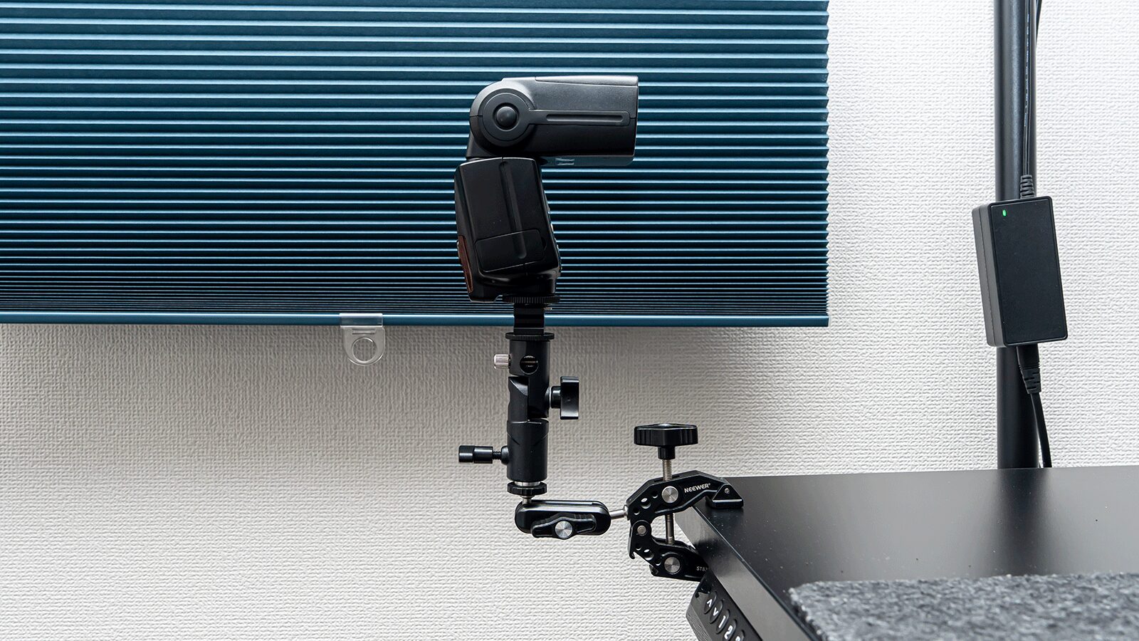 突っ張り棒をカメラ三脚やライティングシステム-Neewer スーパークランプ デスクに設置したイメージ