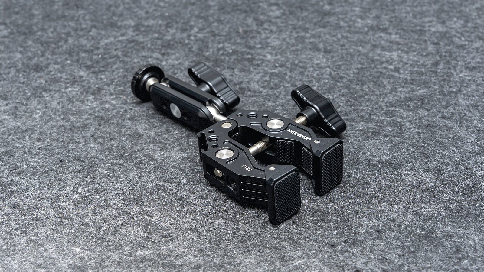 突っ張り棒をカメラ三脚やライティングシステム-Neewer スーパークランプ