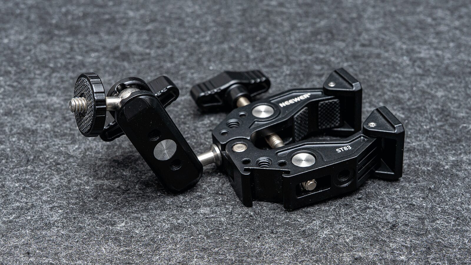 突っ張り棒をカメラ三脚やライティングシステム-Neewer スーパークランプ アームを曲げた状態1