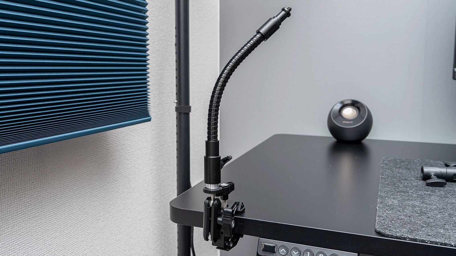 突っ張り棒をカメラ三脚やライティングシステム-Neewer スーパークランプとフレキシブルアームの接続