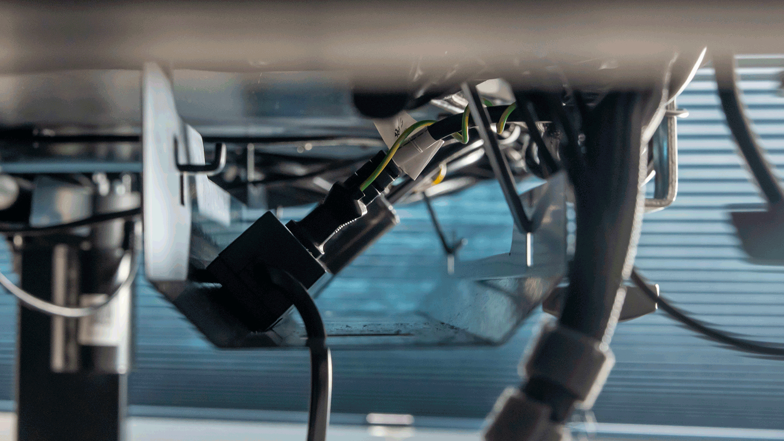 サンワダイレクト ケーブルトレー 90cm 電源タップを置いたイメージ