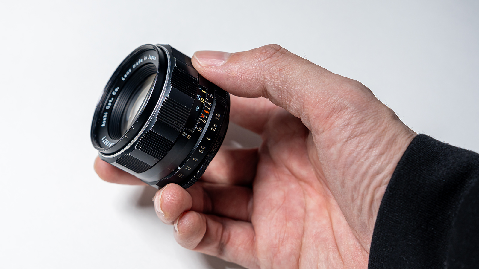 ASAHI PENTAX Super Takumar 55mm F1.8 オールドレンズ 手で持ったイメージ