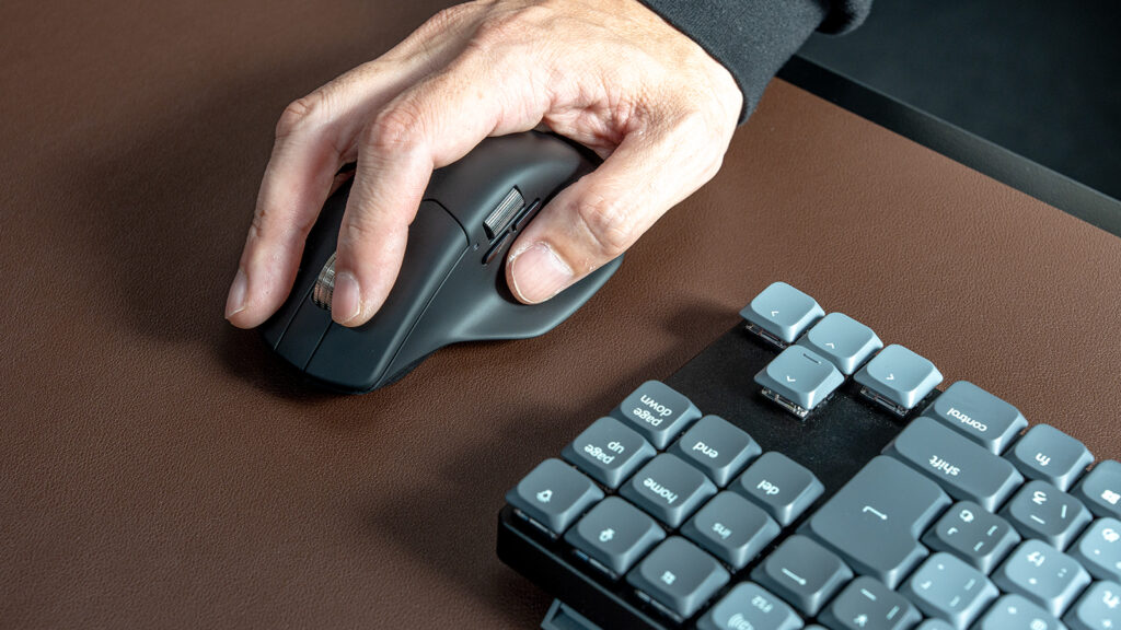 デスクツアー keychron M6 ワイヤレスマウスを使って作業中