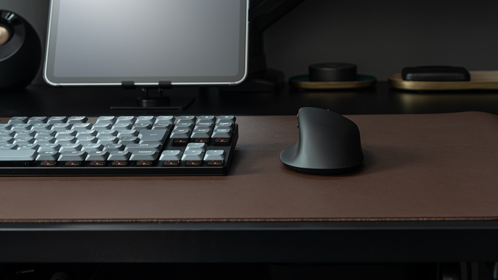 デスクツアー keychron M6 ワイヤレスマウス 後ろから見た写真