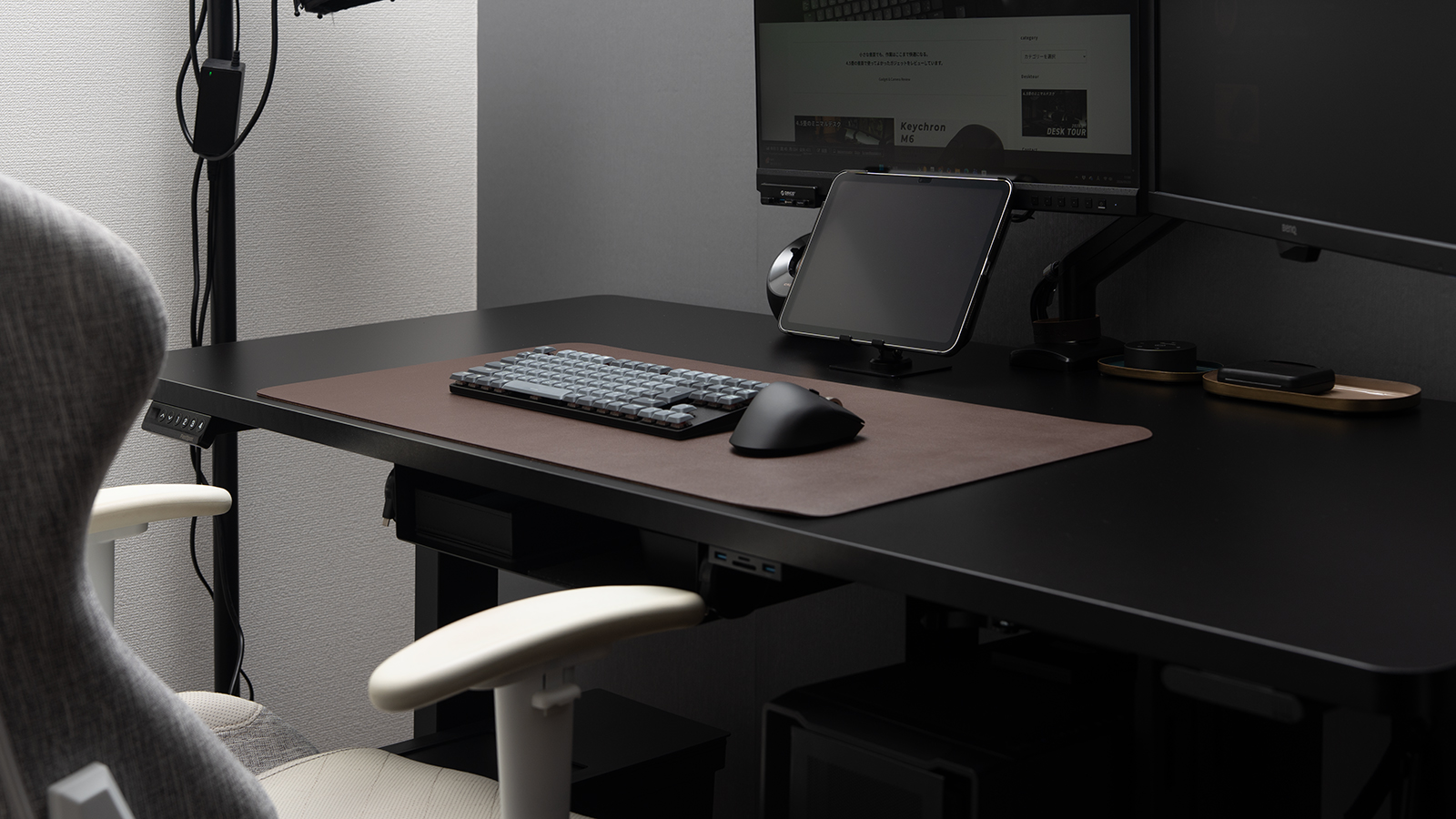 デスクツアー 茶色のデスクマット 40代 アラフォー男性のデスク環境におすすめ2