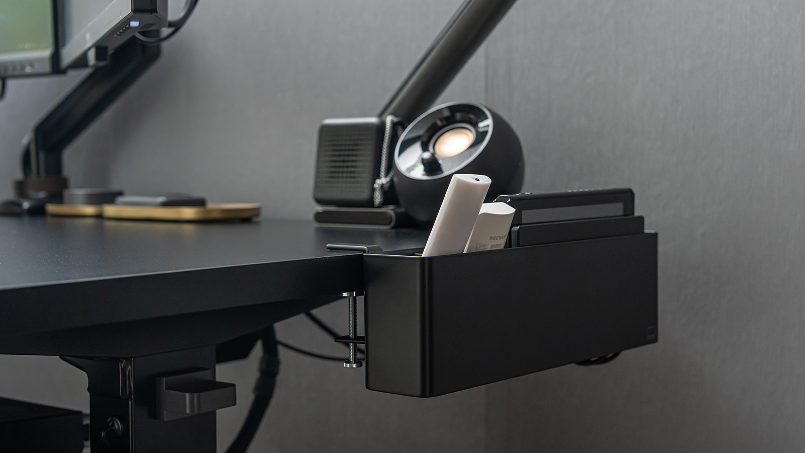 山崎実業 tower テーブル横リモコンラック 設置イメージ