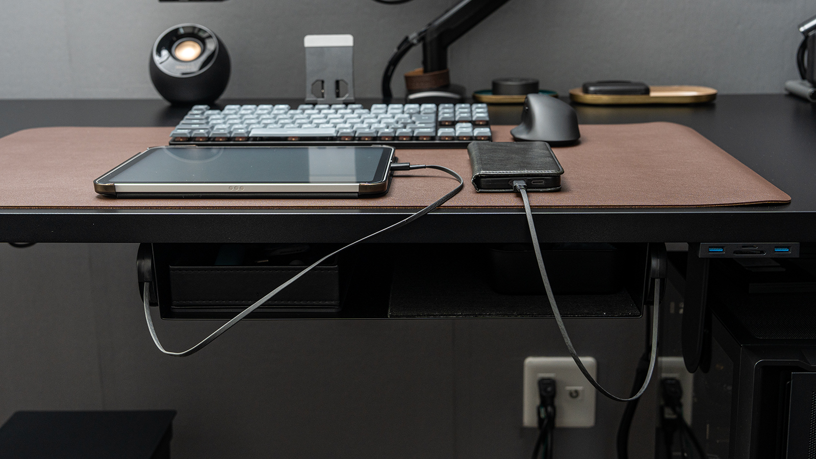 山崎実業 テーブル下収納ラック /オウルテック 片巻きケーブルリール 充電イメージ