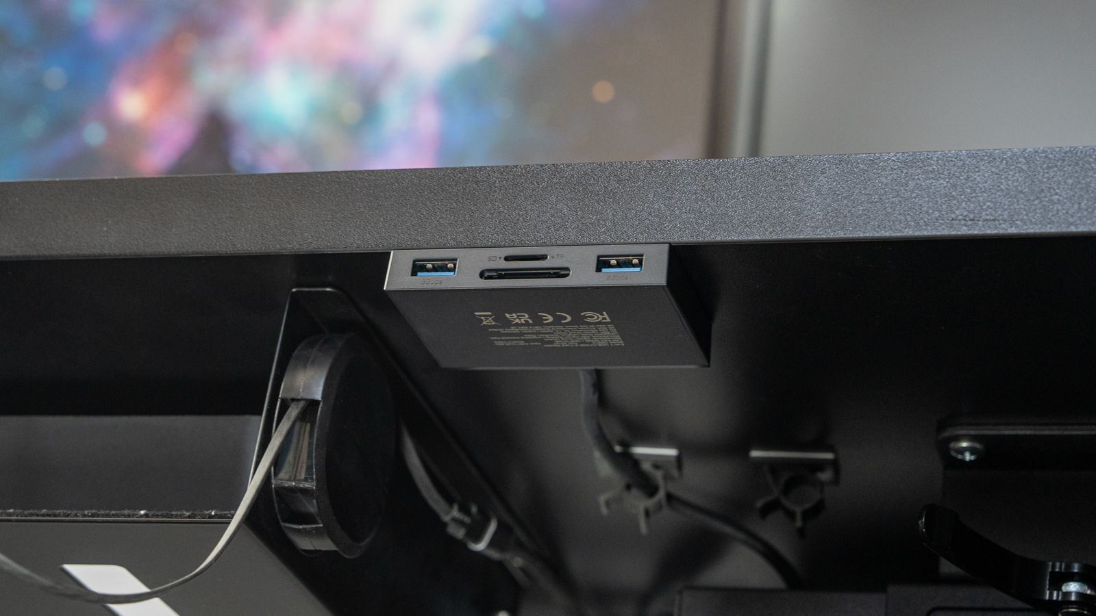 UGREEN sdカードリーダー デスク裏に両面テープで設置したイメージ