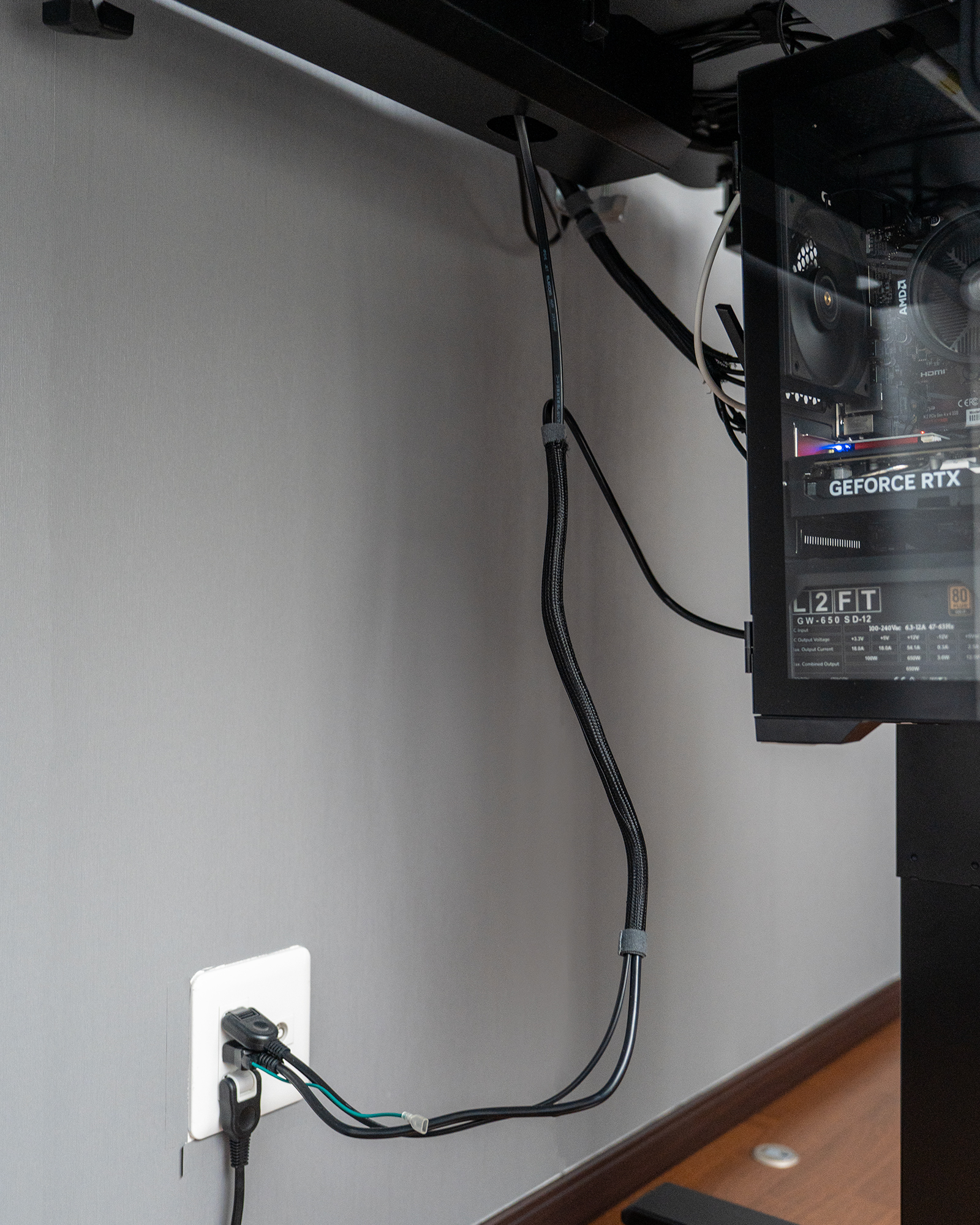 サンワダイレクト ケーブルトレー 90cm から出ている電源ケーブルのイメージ画像 配線整理