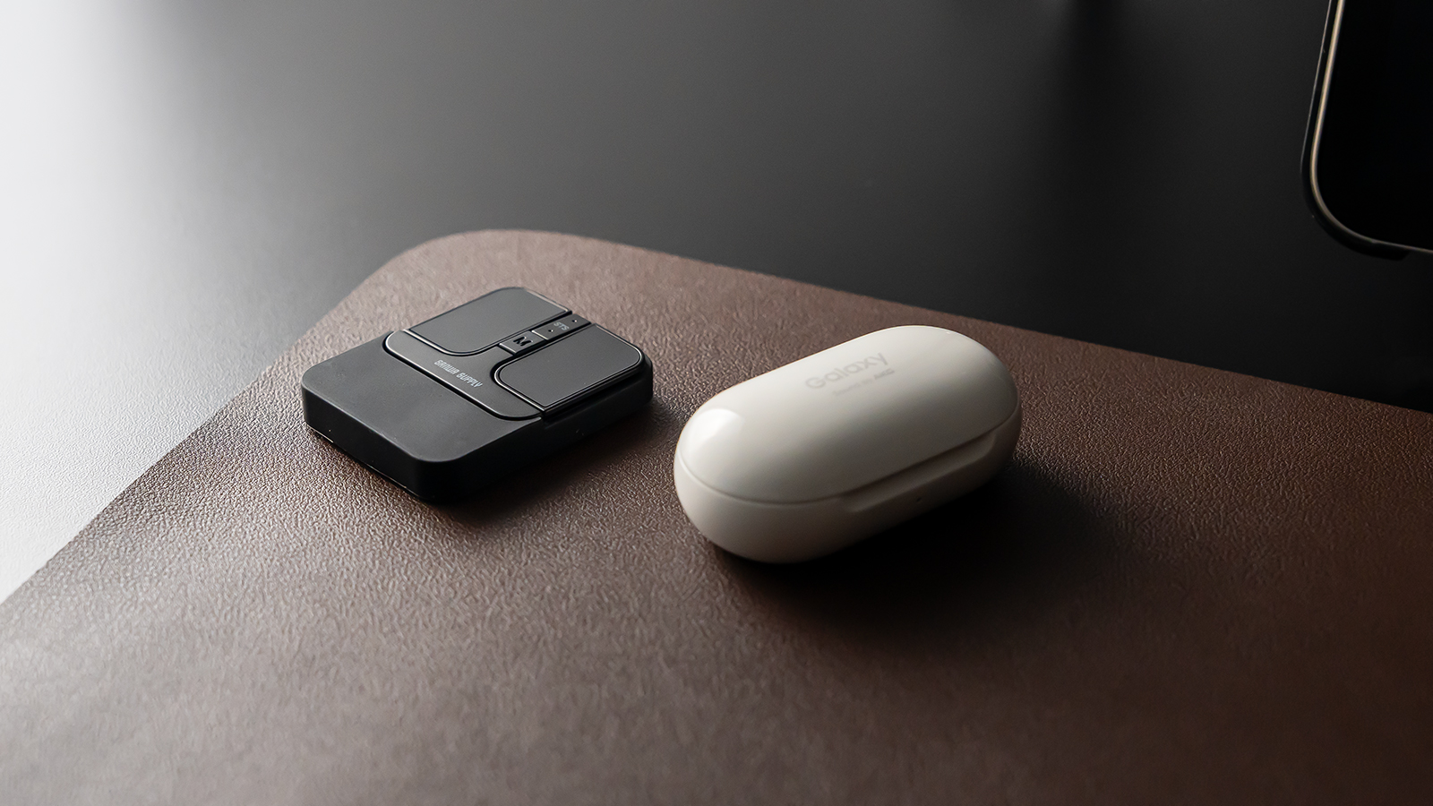 サンワダイレクト 超小型マウス 400-MAWB216BK ワイヤレスイヤホンとの大きさ比較