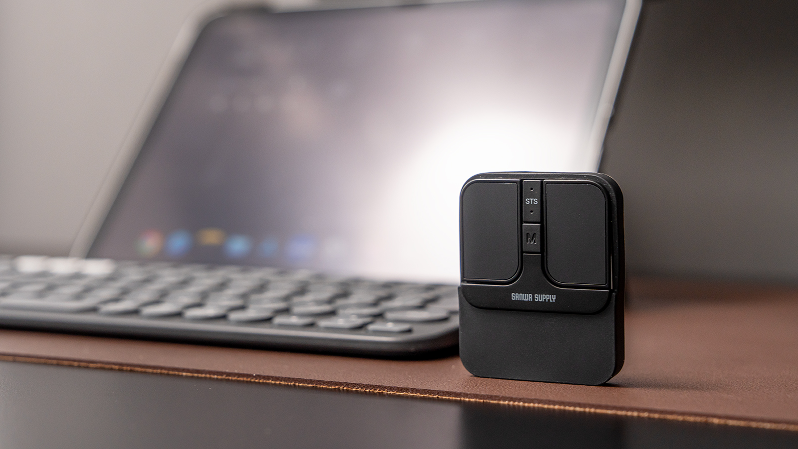 サンワダイレクト 超小型マウス 400-MAWB216BK デスク上に立たせたイメージ