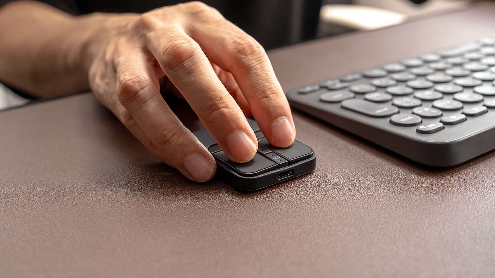 サンワダイレクト 超小型マウス 400-MAWB216BK シリコンケースを付けた時の手で持ったイメージ