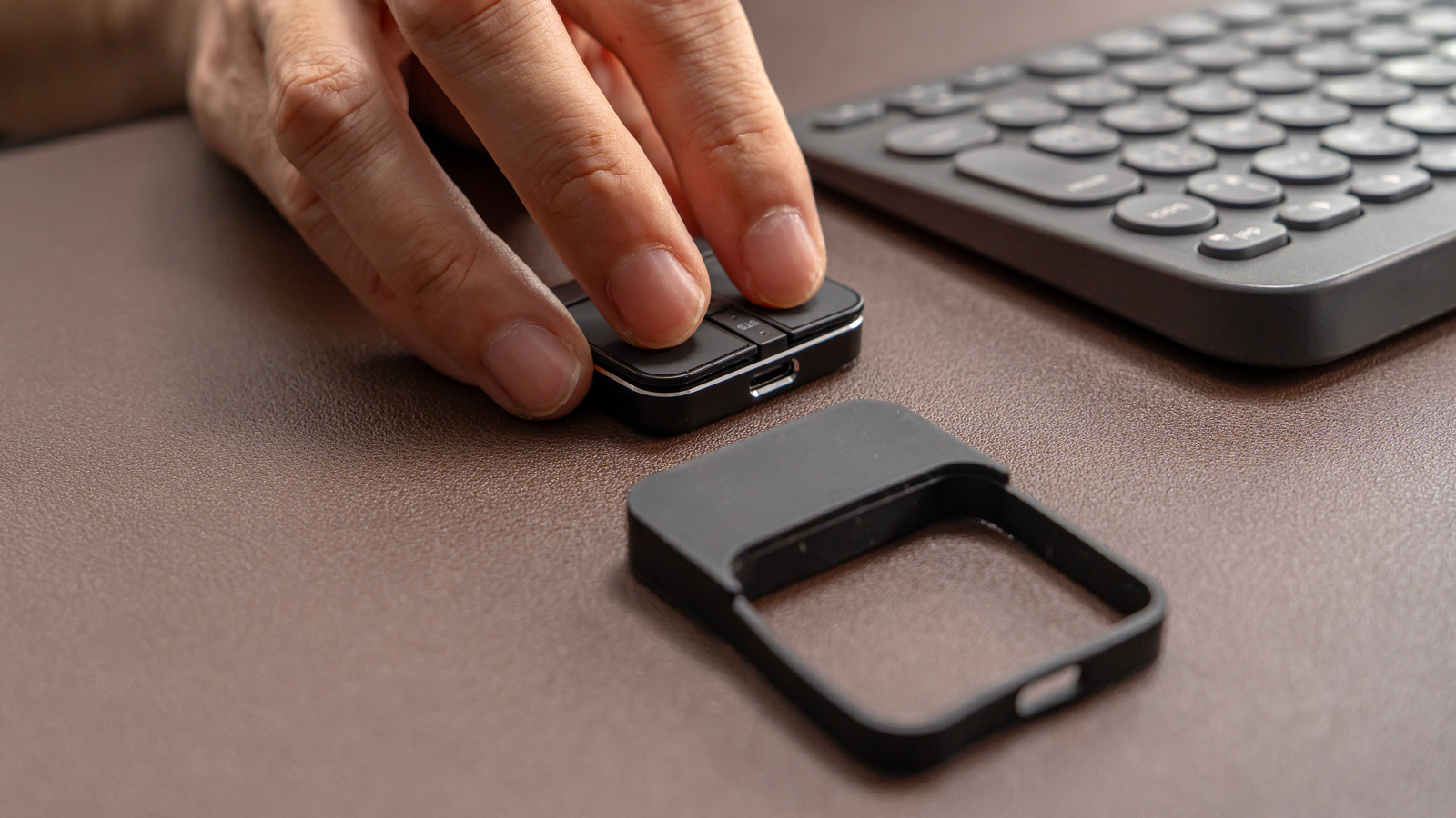 サンワダイレクト 超小型マウス 400-MAWB216BK シリコンケースなしで手持ち