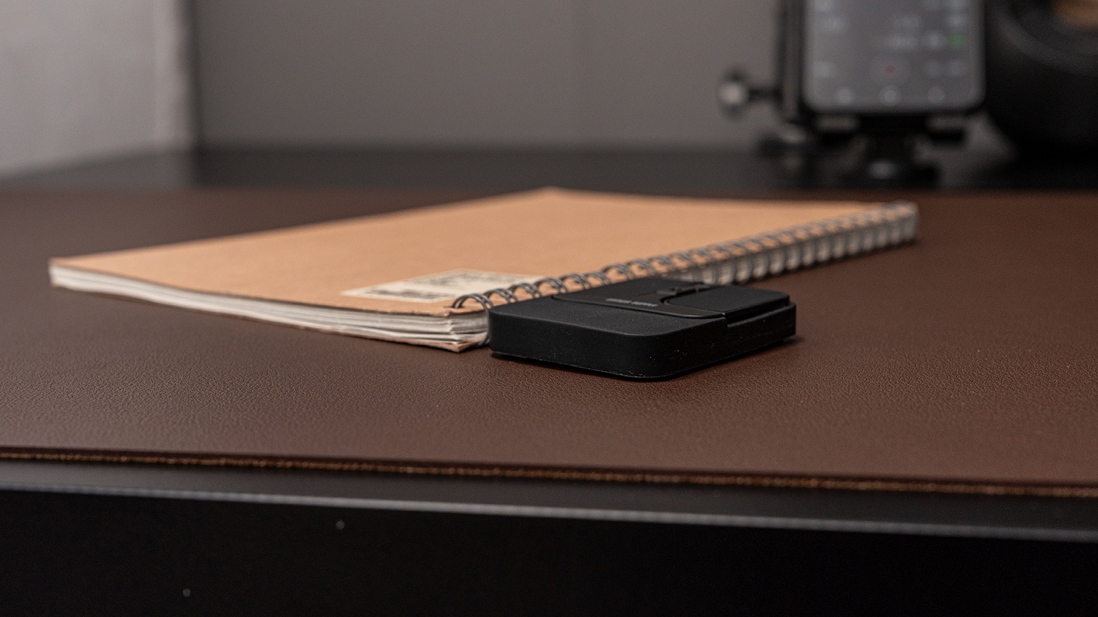 サンワダイレクト 超小型マウス 400-MAWB216BK リングノートとの厚さ比較