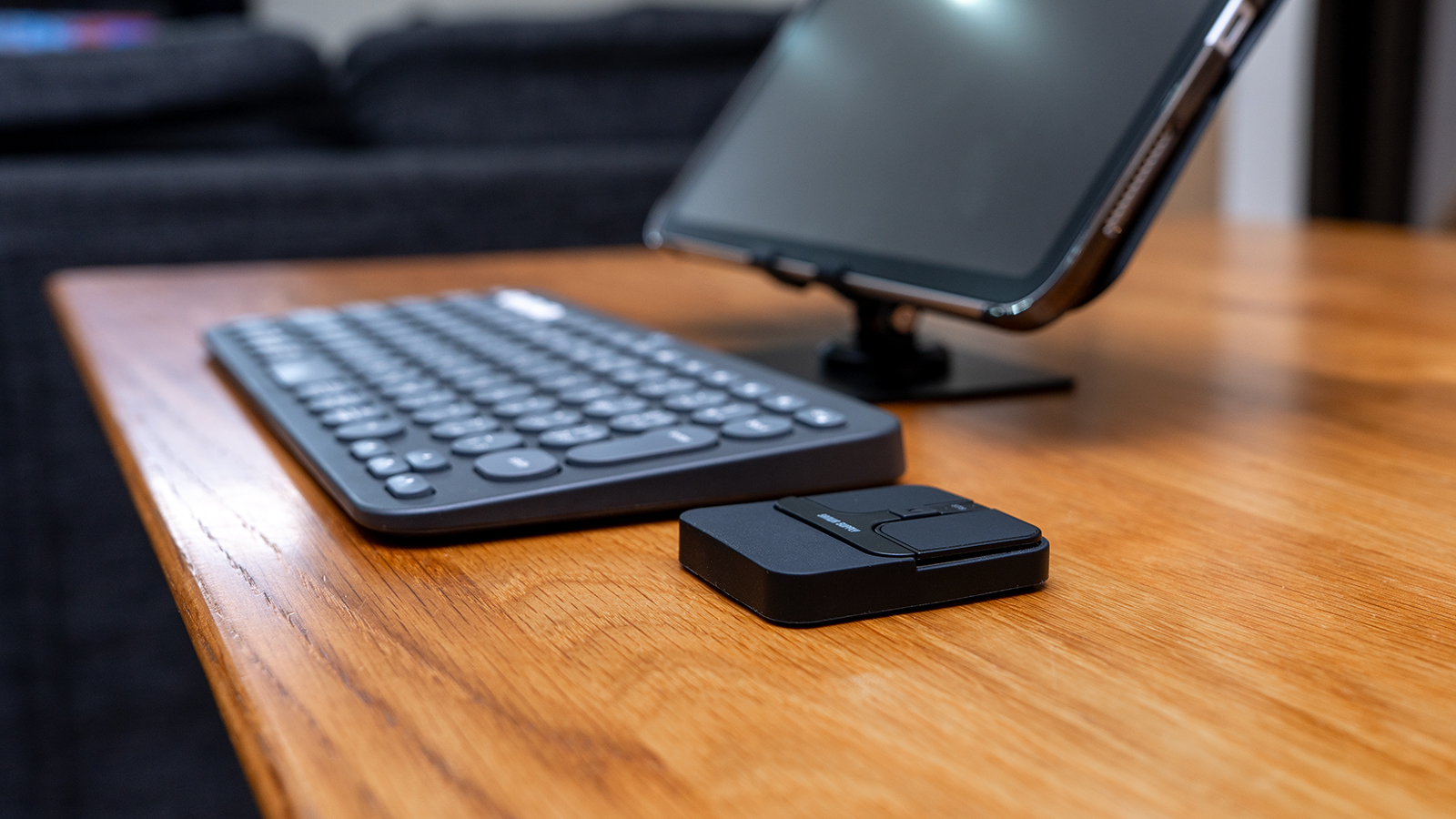 サンワダイレクト 超小型マウス 400-MAWB216BK リビングでiPadを持って行って作業