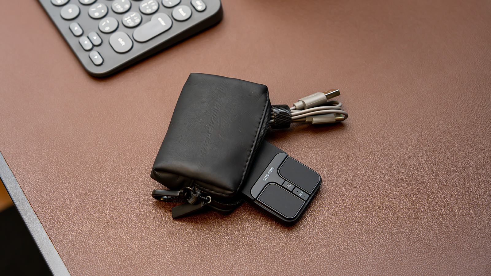 サンワダイレクト 超小型マウス 400-MAWB216BK 充電ケーブルと一緒にミニポーチに入る