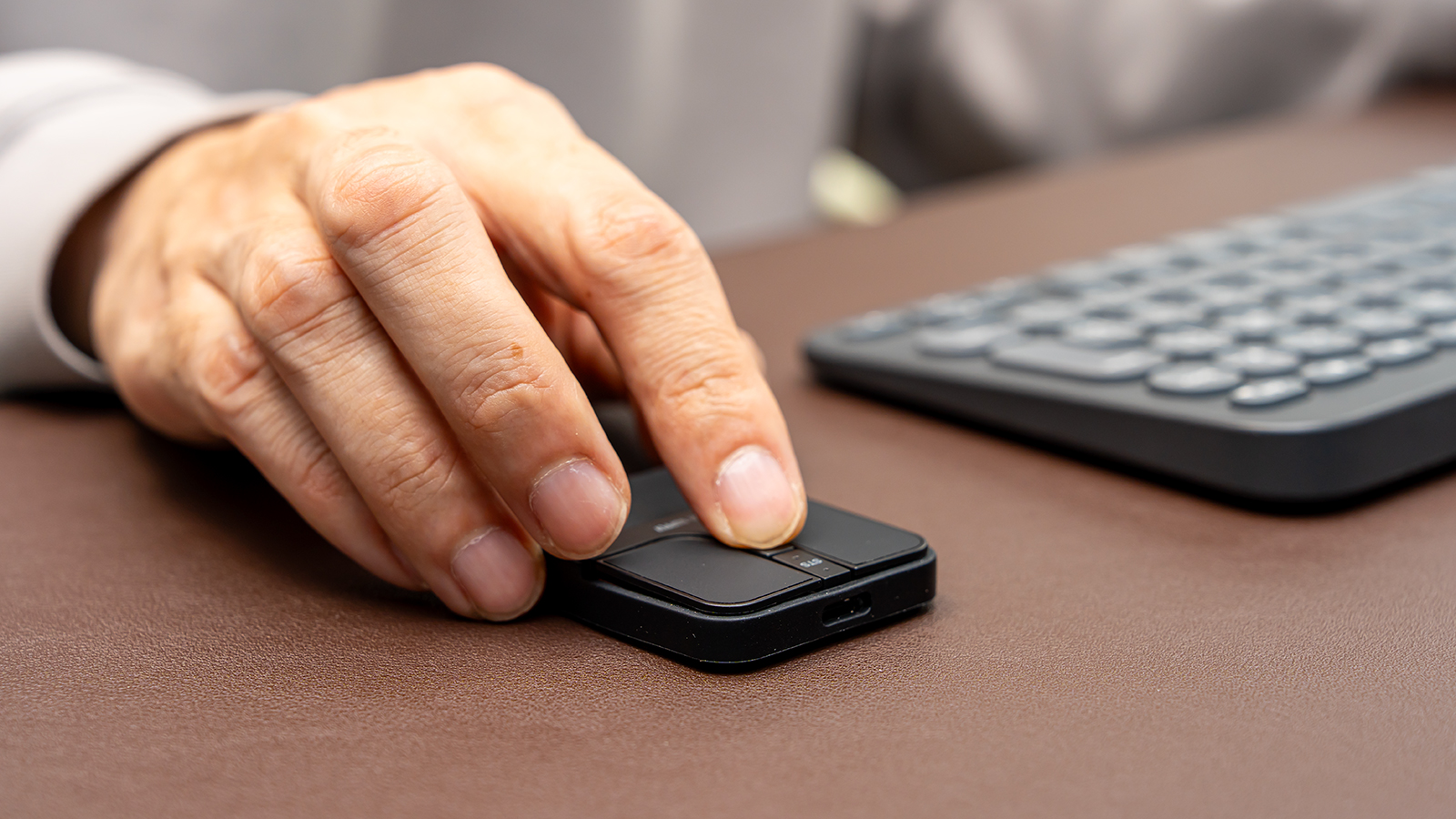 サンワダイレクト 超小型マウス 400-MAWB216BK Mボタンを押すイメージカット