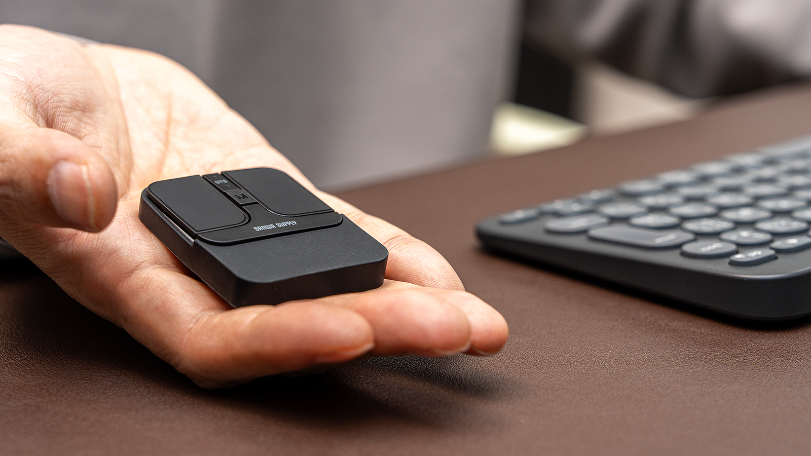 サンワダイレクト 超小型マウス 400-MAWB216BK 手で持った大きさ