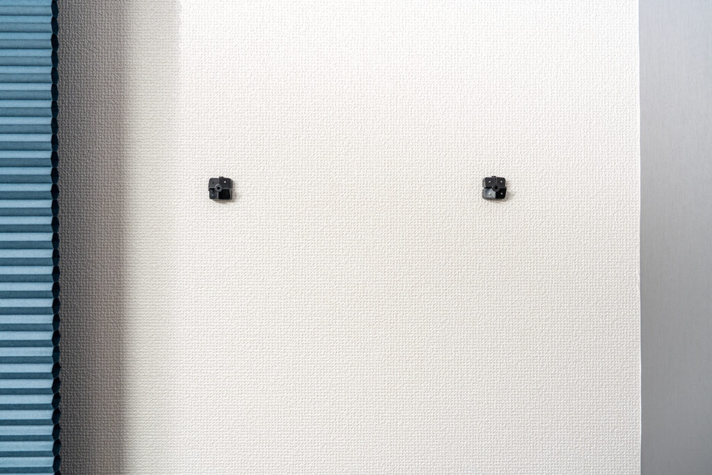 IKEA スコーディス / SKÅDIS で作る壁面収納-止め具を取付中