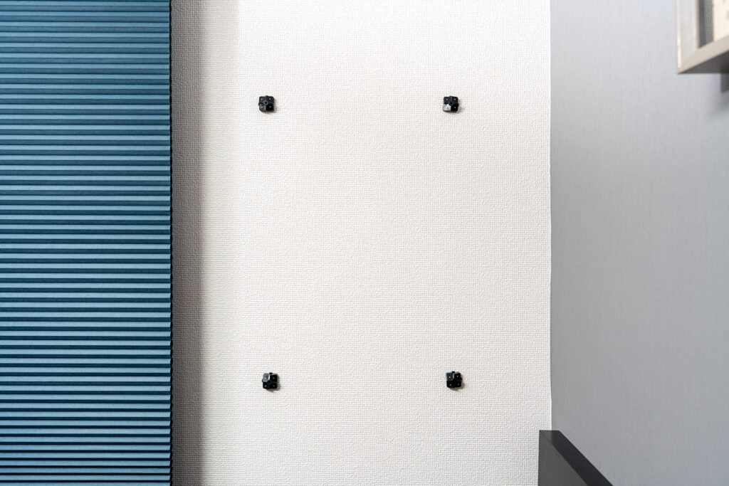 IKEA スコーディス / SKÅDIS で作る壁面収納-止め具４つ固定完了