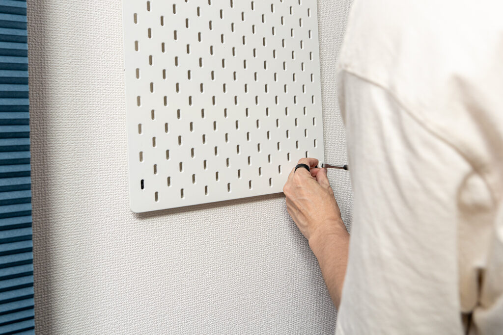 IKEA スコーディス / SKÅDIS で作る壁面収納-パネルを取り付けていく