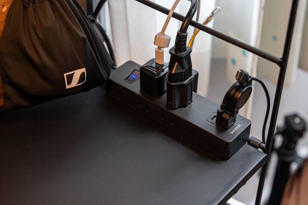 NITORI ニトリ Nポルダ パンチングボードを使った壁面収納に固定しているおすすめの電源タップSAYBOUR