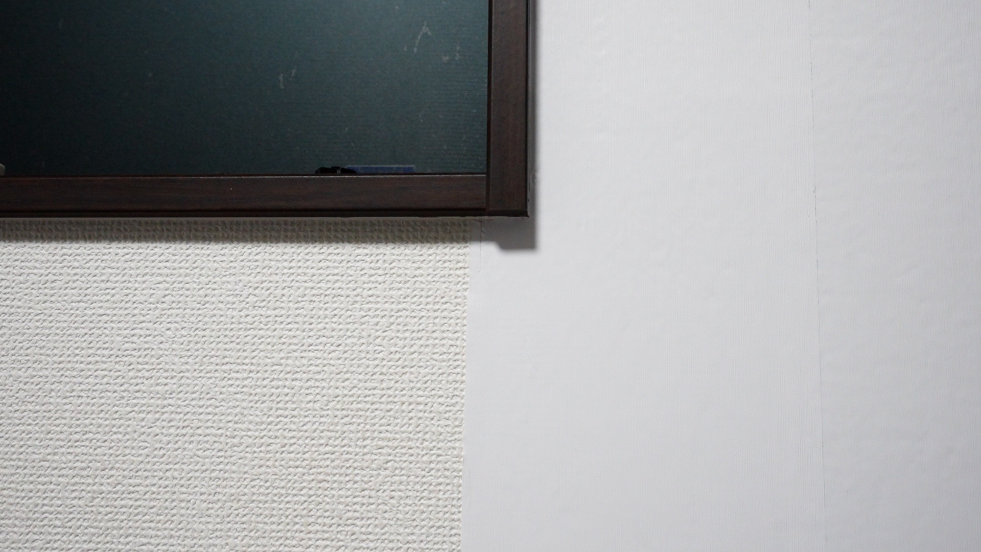 剥がせる壁紙kokohariをDIYで貼ってみた。窓枠のL字処理が難しい。