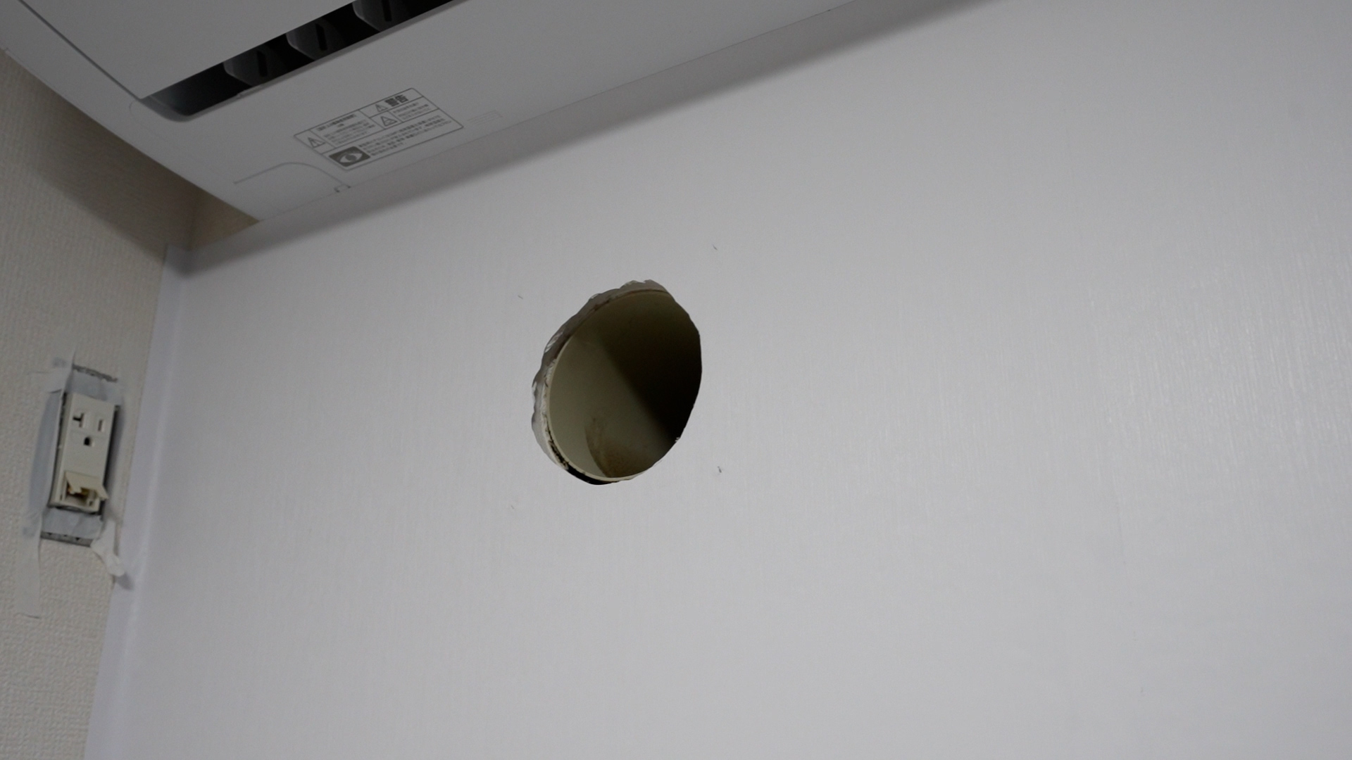 剥がせる壁紙kokohariをDIYで貼ってみた。貼った後に給気口の穴に合わせてカット。
