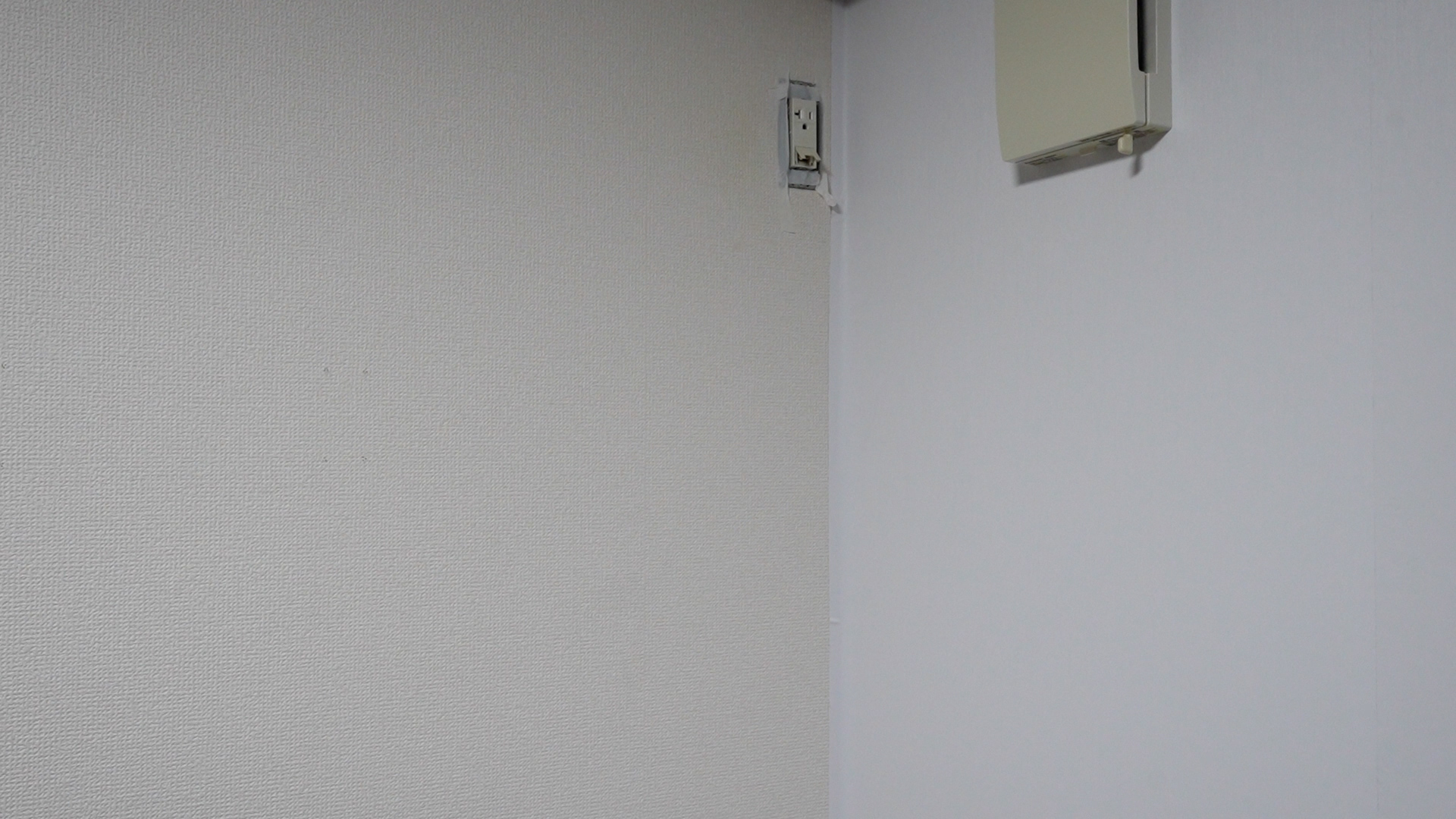剥がせる壁紙kokohariをDIYで貼ってみた。部屋の角の処理方法