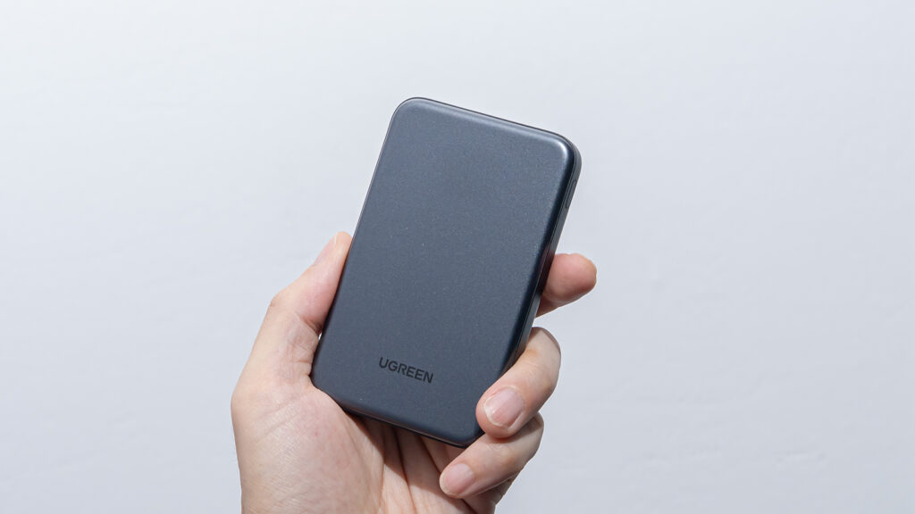 UGREEN 20W Two-way Fast Charging Power Bank モバイルバッテリー 手で持ったイメージ画像