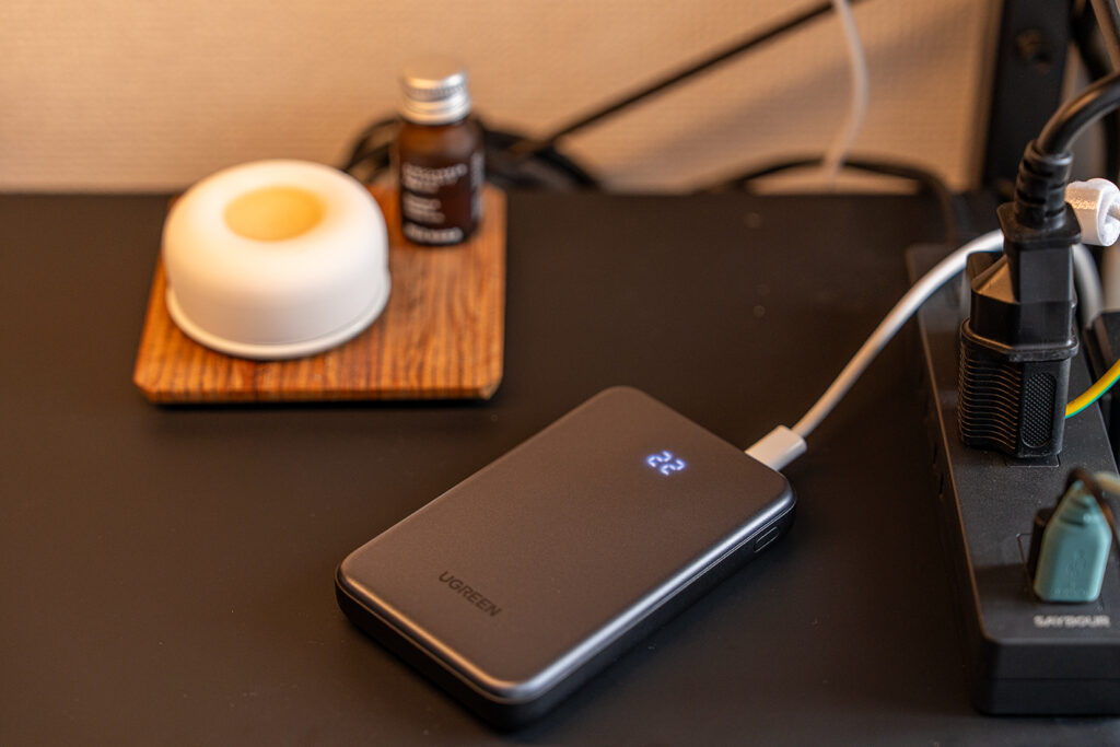 UGREEN 20W Two-way Fast Charging Power Bank モバイルバッテリー 充電中の表示