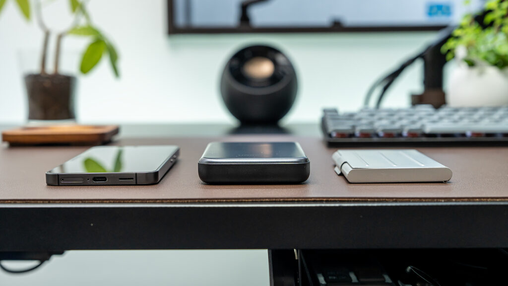 UGREEN 20W Two-way Fast Charging Power Bank モバイルバッテリー 厚みの比較イメージ