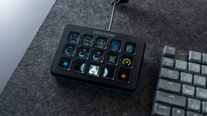 【FIFINE D6 レビュー】デスクワークの生産性を1段階上げる活用術 | ストリームコントローラーを普段使い・作業効率化をするおすすめ左手デバイス