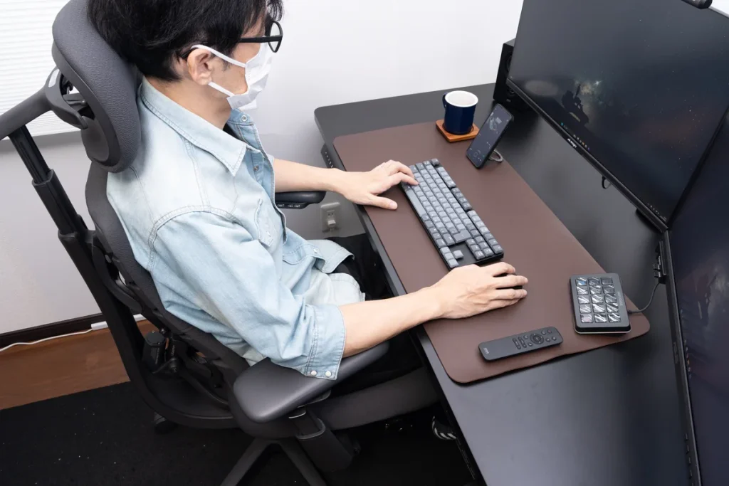 体全体をサポートされてしっかりとした姿勢で座っている